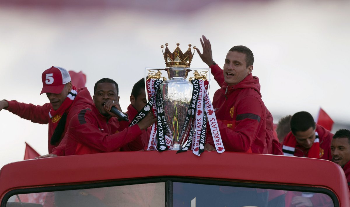 Patrice Evra (vasakul) tähistamas Premier League'i võitmist 2013. aastal
