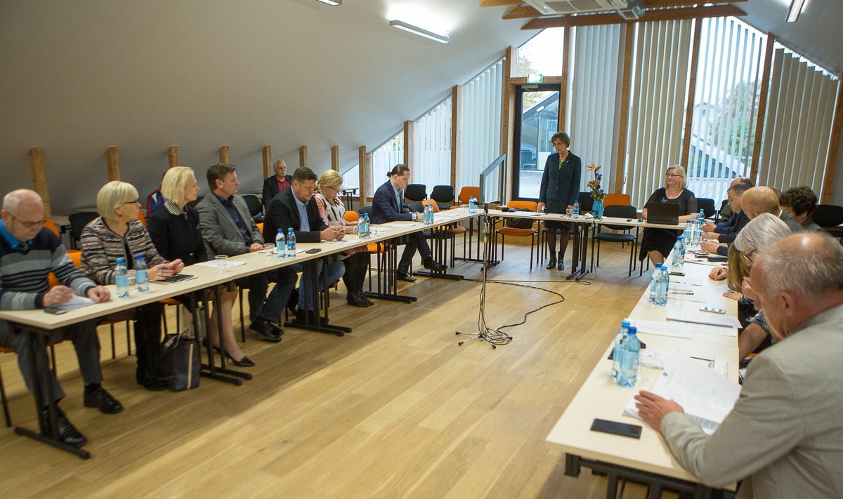 Kuressaare viimasel volikogu istungil olid kohal kõik volikogu liikmed peale Toomas Takkise. Anti Toplaan, Viljar Aro ja Argo Kirss saabusid istungile väikese hilinemisega.