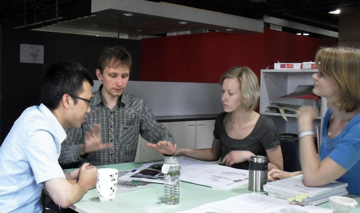 Arhitekt Tõnis Kimmel (vasakult teine) töötab Shanghais mitmerahvuselises büroos, mille töökeel on inglise keel.