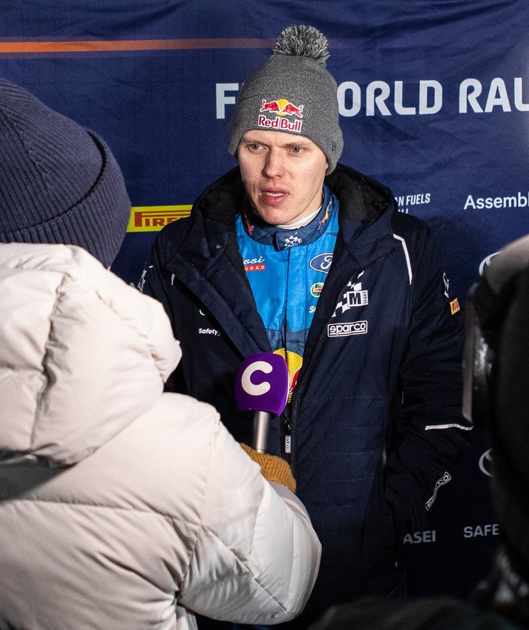Ott Tänak annab Rootsi MM-rallil ühte paljudest intervjuudest.