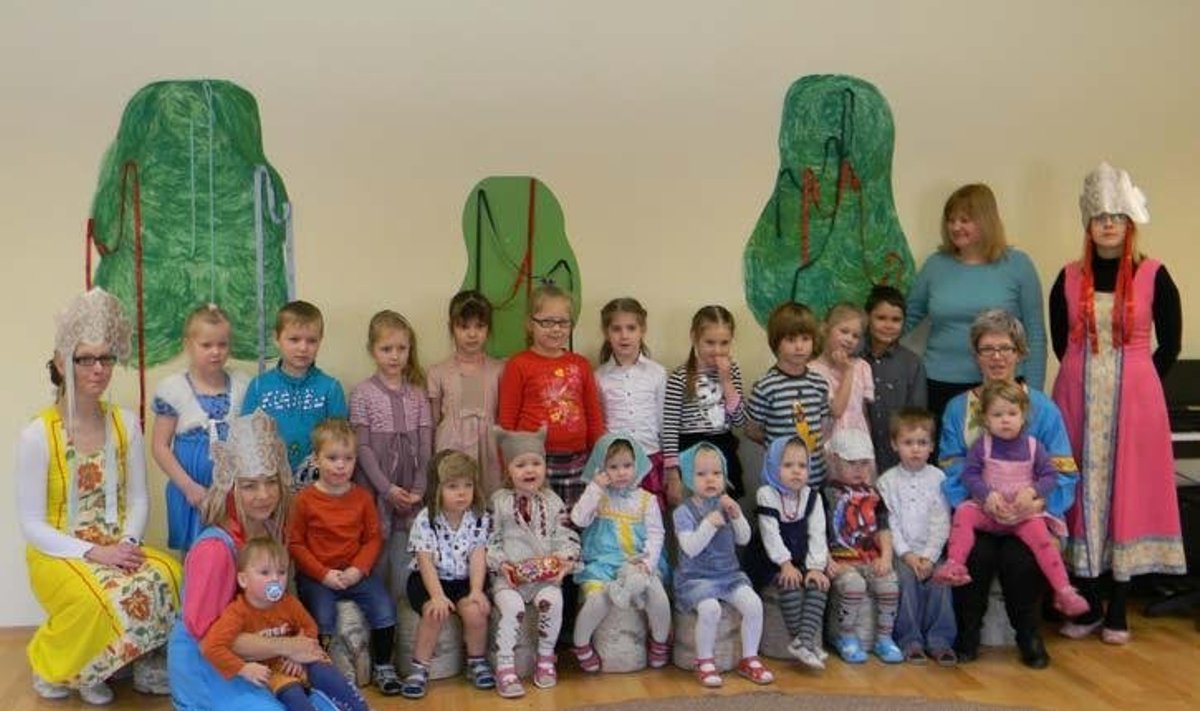 Nublude rühm koos sõpradega Tartu Lasteaiast Mõmmik vene teemapeol.. Foto: Lohkva Lasteaed