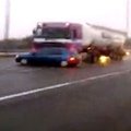 VIDEO: Rekka lükkab maanteel enda ees sõiduautot!