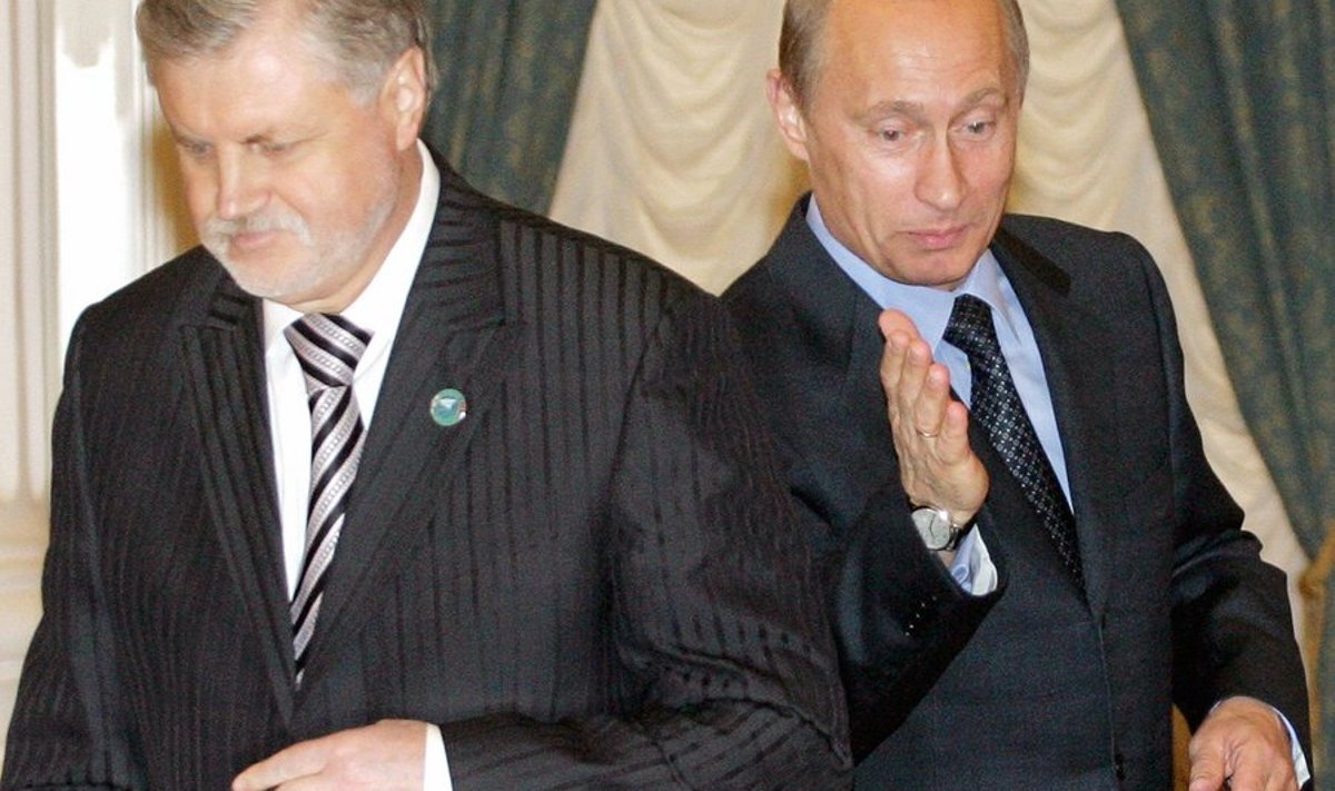 Vene ülemkoja eesistuja Sergei Mironov (vasakul) lubas kaks korda kuus jutustada peaminister Vladimir Putinile (paremal) rahva poolt telefoni teel tehtud soovitustest majanduskriisi võitmiseks .