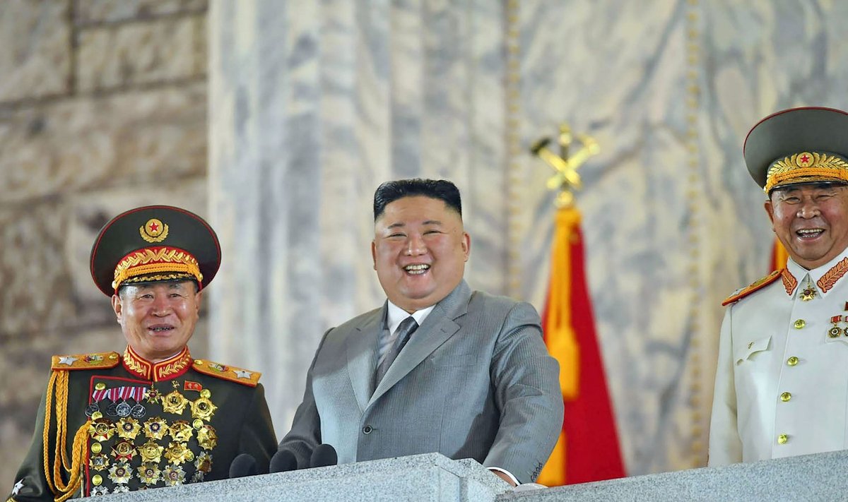 Kim Jong-un (keskel) partei 75. aastapäeva paraadil