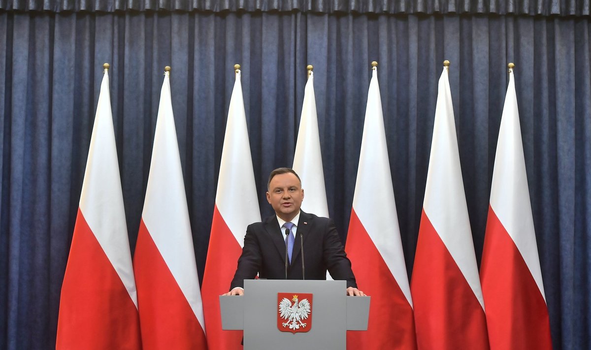 „Poola peab sõlmitud kokkuleppeid järgima, see on meie au küsimus,” põhjendas Duda USA meediafirma vastu suunatud seaduse tagasilükkamist.