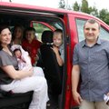 ФОТО: Маардуское руководство подарило многодетной семье автомобиль
