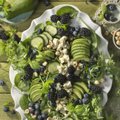 РЕЦЕПТ | Салат из авокадо и черники с фетой и мятным соусом