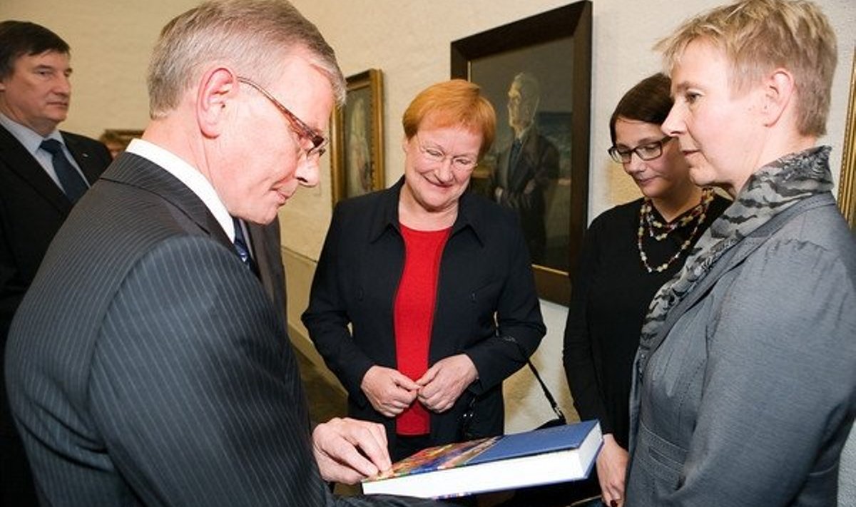 Eesti suursaadik Soomes Mart Tarmak (taga vasakul), Enn Kunila, Soome president Tarja Halonen, Helsingi Kunstihoone direktori kt Taru Tappola ja tõlk Tuija Kokko.