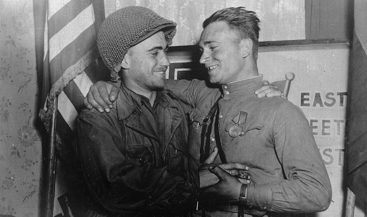 USA leitnant William D. Robertson ja Nõukogude leitnant Aleksandr Silvaško. (Foto: Wikimedia Commons)