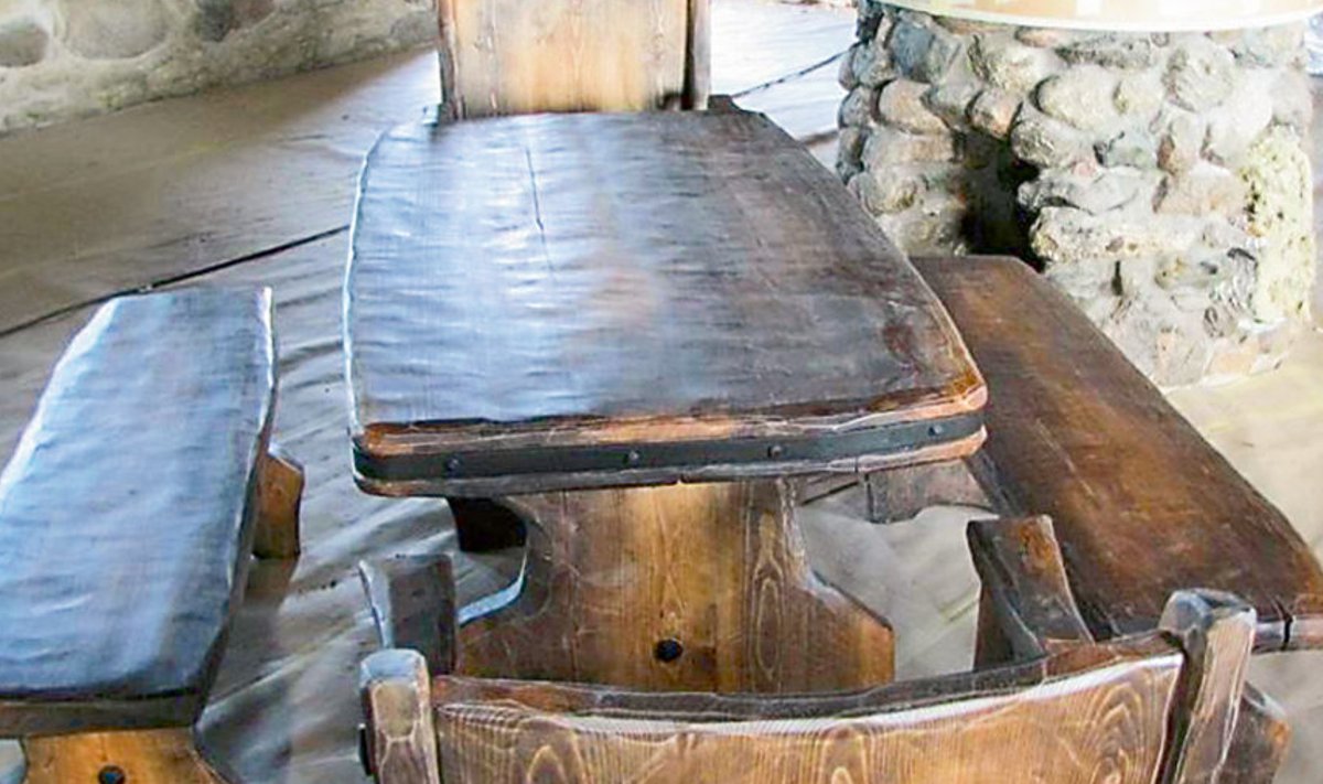 Sel pildil on näha niisuguse tehnikaga valmistatud lauda ja pinke,  mis näevad välja nagu sada aastat vanad. 