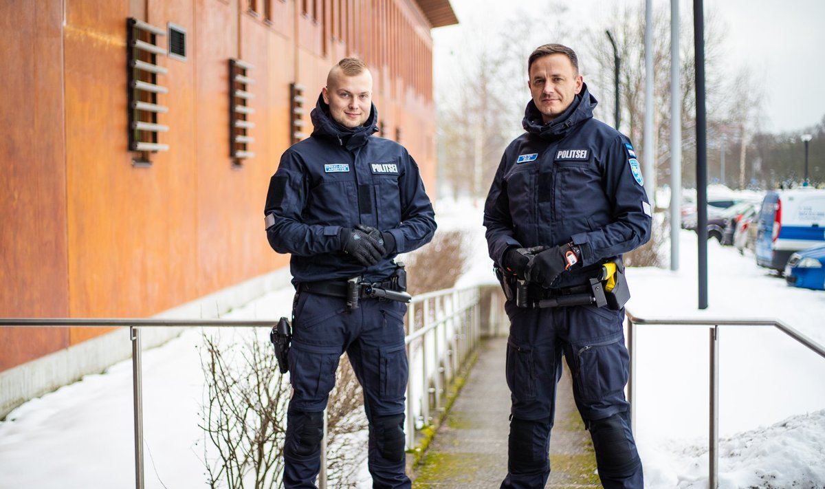 Tallinna Kesklinna politseijaoskonna patrullpolitseinikud Viktor Eksi (paremal) ja Erkki-Ardi Arbeiter on ühed esimesed, kes uued vormid selga said.
