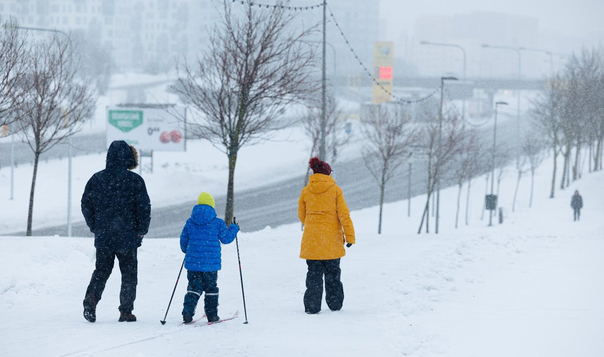 Lumi tuleb maha, kuid mitte selleks, et jääda. Seda vähemalt esiti.