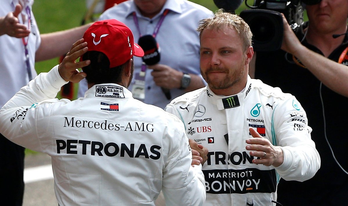 Valtteri Bottas ja Lewis Hamilton üksteist õnnitlemas