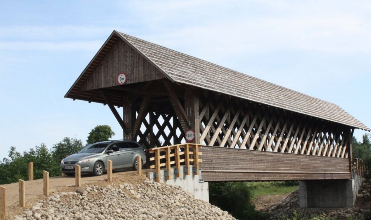Eesti ainus katusega sild viib Järuskal üle Rannapungerja jõe.