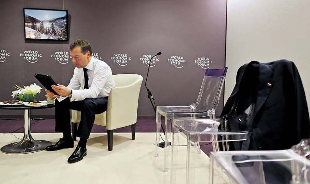 Venemaa president Dmitri Medvedev valmistub kõneks maailma majandusfoorumil Davosis.