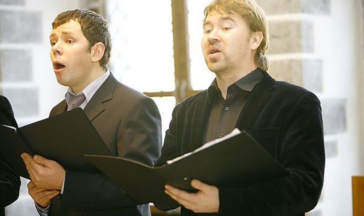Sulnis “Talveöö unenägu” sisse juhatav etteaste Tallinna Linnateatri näitlejate kvartetilt, millest pildile on jäänud vaid duo Mart Toome ja Indrek Ojari.
