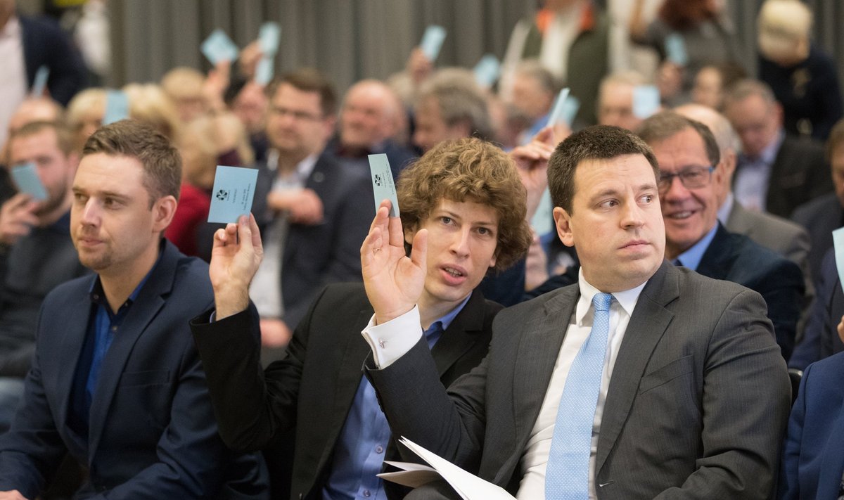 Keskerakonna esimees Jüri Ratas (ees paremal) pidi laupäeval tõdema, et Keskerakonna volikogus ei toetanud kuus inimest koalitsiooni moodustamist.