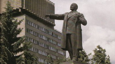 В советское время скульптура вождя пролетариата стояла на Петровской площади