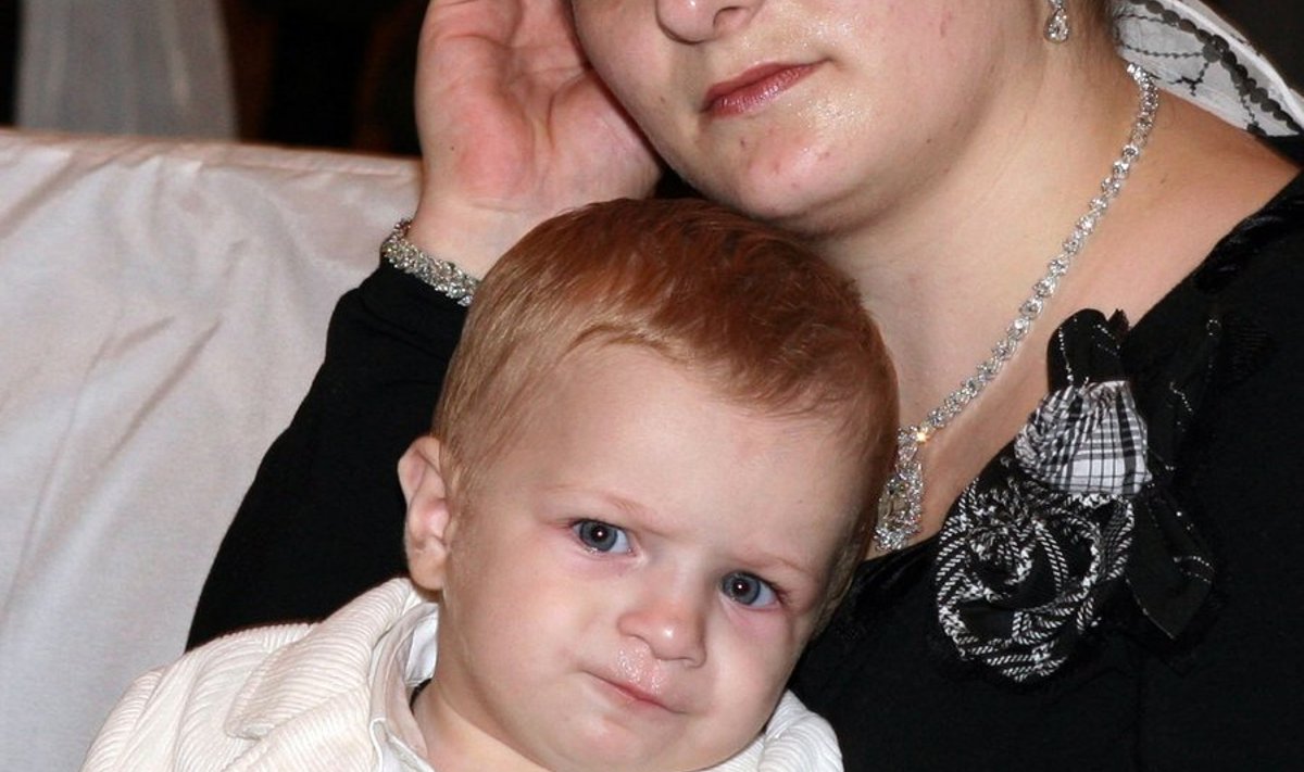 Kadõrovi naine Madina koos pojaga
