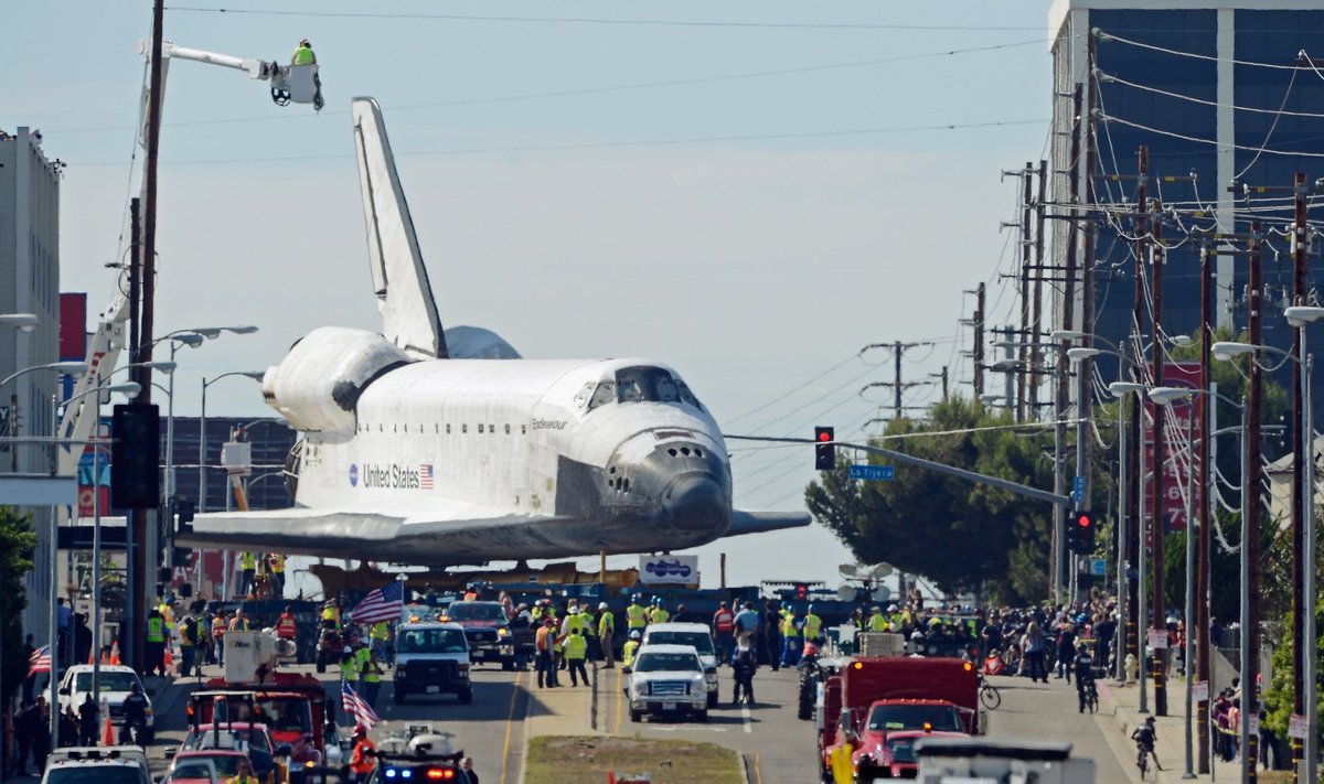 Kosmosesüstik Endeavour leidis parkimisplatsi Los Angeleses.