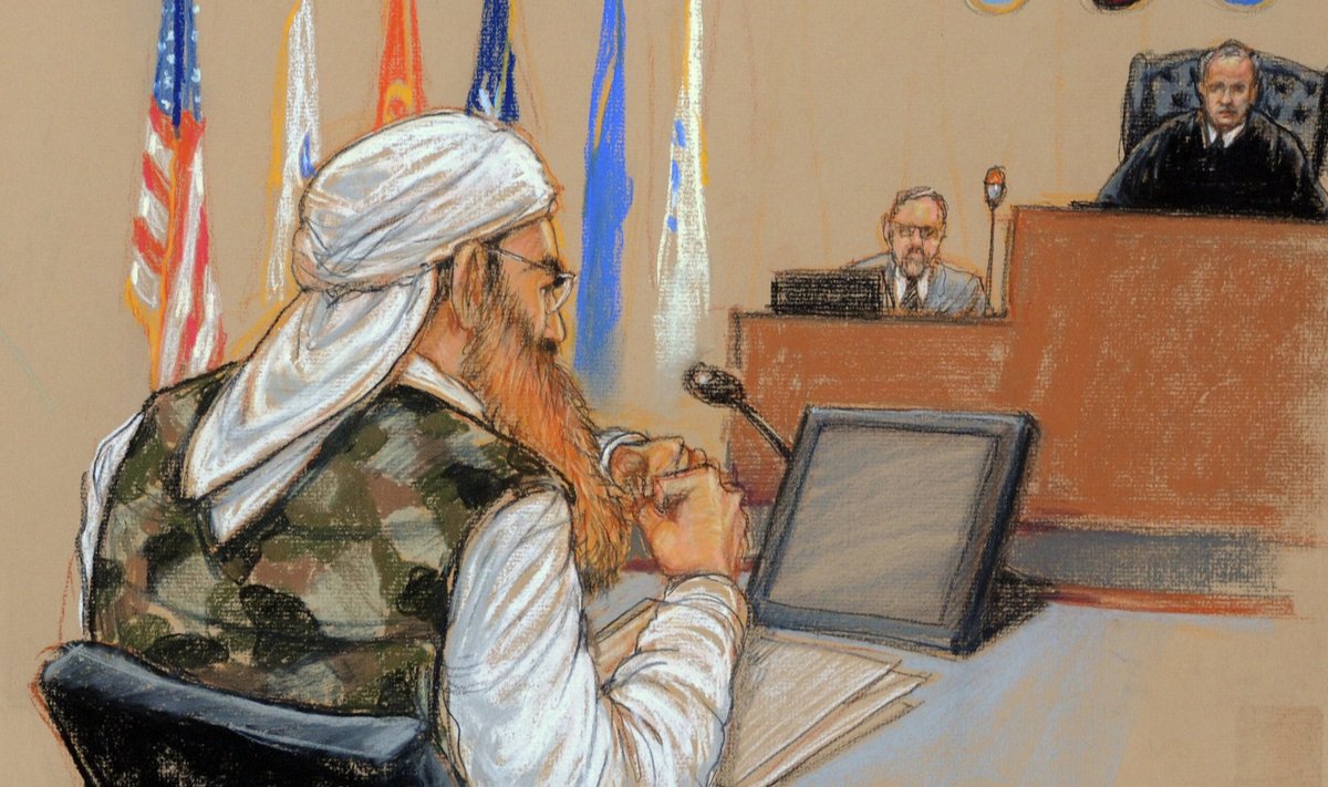 Khalid Sheikh Mohammed sõjakohtu eelkuulamisel. Kogu aur on läinud protseduuriküsimustele, näiteks sellele, kas naisvalvurid võivad vange puudutada.