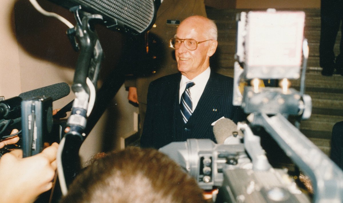 Lennart Meri ajakirjanikega suhtlemas