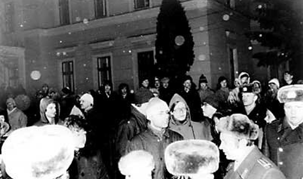 Tartu rahu tähistamine 2. veebruaril 1988 lõppes inimeste peksmisega Tartu Raekoja platsil. Foto on tehtud enne rahva laialiajamist, mida Viktor Niitsoo kirjeldab järgmiselt: "Saabus umbes paarisajameheline kilpide ja kumminuiadega relvastatud ja kiivreid kandev miilitsavägi. Mitmed neist talutasid rihma otsas lõrisevaid teenistuskoeri. Rahvale anti paar minutit aega laiali minna. Et keegi äraminekuga ei kiirustanud, tungisid miilitsad inimestele kallale ja ajasid nad laiali. Neile, kes jalgu jäid või kukkusid, jagati kumminuia- ja jalahoope, paljud said koertelt pureda." Allikas Rahvusarhiiv