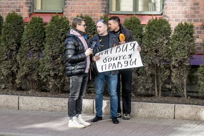 Vene rahvuslaste pikett Läti saatkonna ees