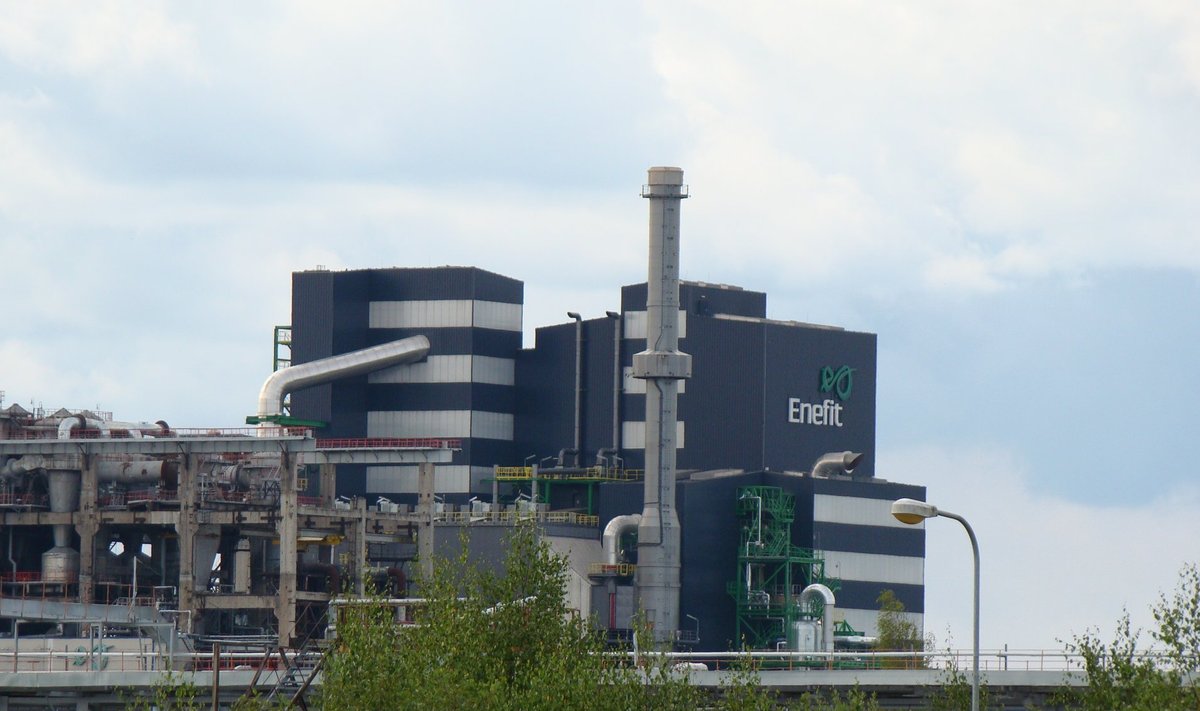 Eesti Energia Auvere külas asuv Enefit280 põlevkiviõlitehas seisis juuni keskpaigast augusti lõpuni. Ka praegu ei tööta tehas täisvõimsusega.