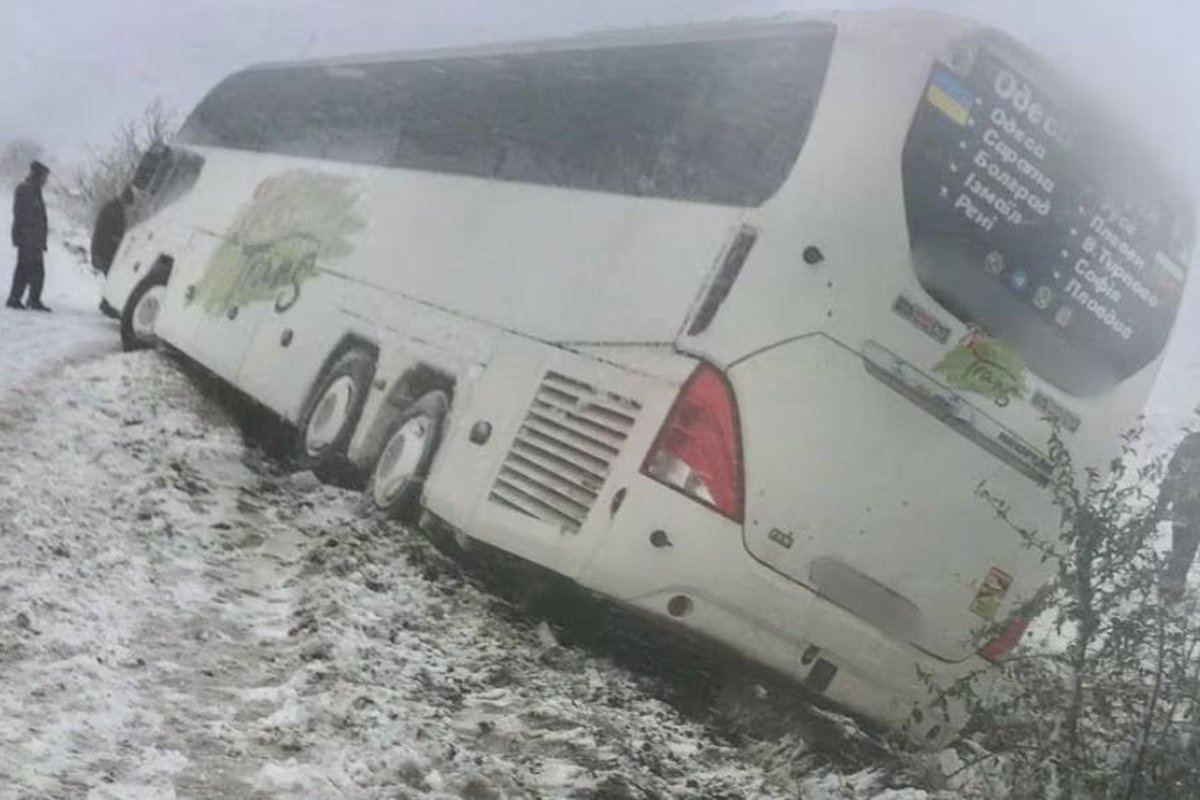 VIDEOD | Saja aasta rängim torm Ukrainas: lume alt tuli välja kaevata 156 sõidukit, elektrita on umbes 500 000 inimest