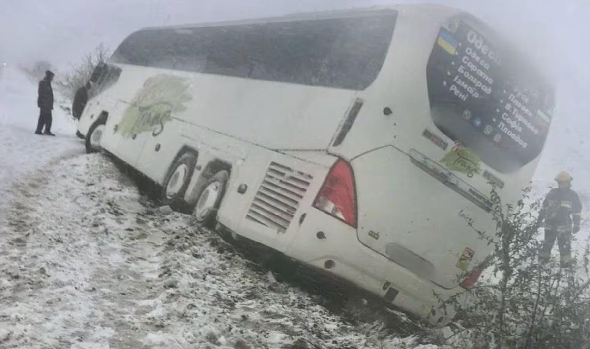 Ukrainas Odessa piirkonnas tugeva lumetormi ajal teelt välja sõitnud reisibussi.