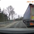 VIDEO | Veoautod ei saa Otepää läheduses libeduse tõttu sõita