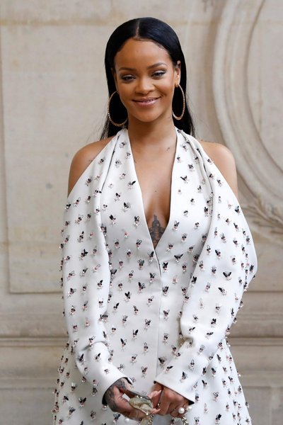 Rihanna õlgu paljastavas kleidis