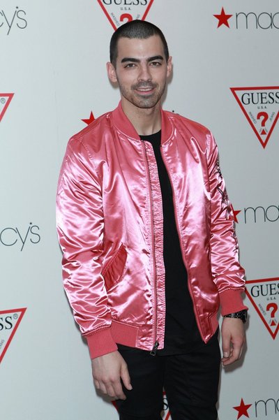 Joe Jonas roosas bomber-jakis