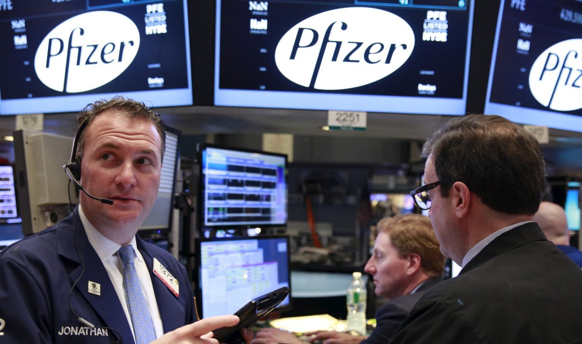 New Yorgi börsimaaklerid, taustal ekraanidel Pfizeri logo.