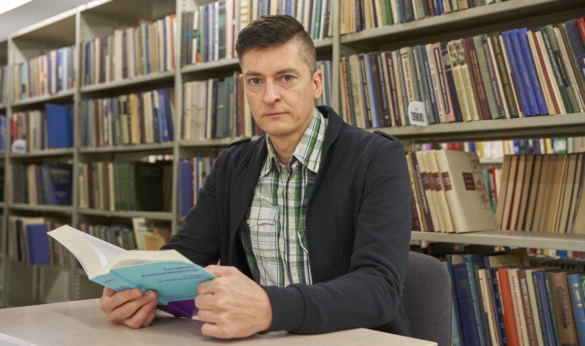 Eesti Keele Instituudi leksikograaf-nooremteadur Fred Puss koostab doktoritööd pealkirjaga „Eesti perekonnanimede kujunemine ja kihistused aastani 1940”, millest kirjutab pärast kraadi kaitsmist ka raamatu.