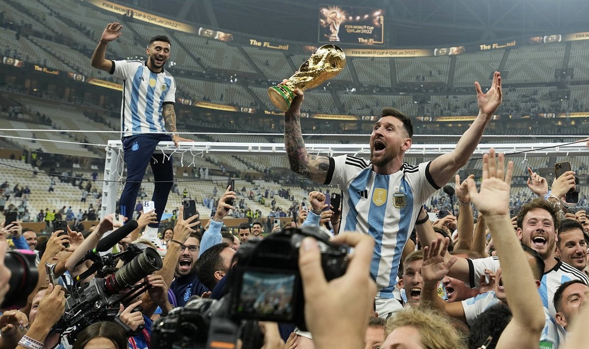 Argentiina jalgpallur Lionel Messi 2022. aasta MMi võitu tähistamas.