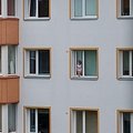 ФОТО | Ужас: по карнизу окна на четвертом этаже ходил малыш. Вмешалась полиция