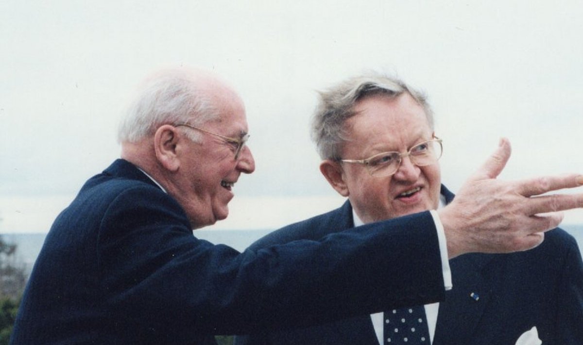 Kulle Raigi raamatu tegelased, riigipead Lennart Meri ja Martti Ahtisaari sedapuhku Soome lahe lõunakaldal.