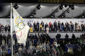 FOTOUUDIS | Olümpialipp heisati Pariisis tagurpidi