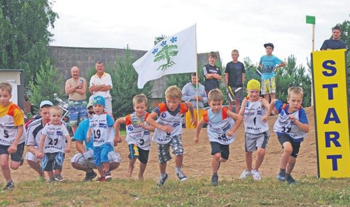 Krossijooksus osales 150 jooksjat. Poiste kuni 6-aastaste jooksu võitis Jass Einassoo.