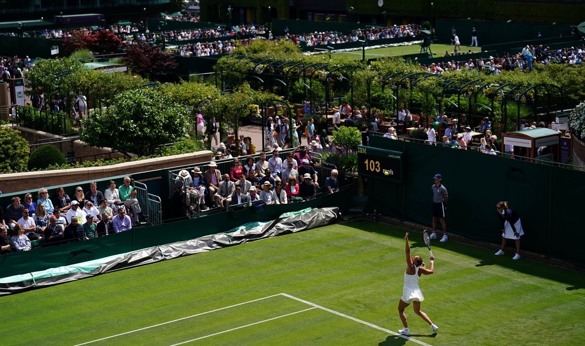 Wimbledoni avapäeva saatis ülisuur publikuhuvi. Meeldiv atmosfäär valitses ka Kaia Kanepi (pildil) ja Veronika Kudermetova mängul.