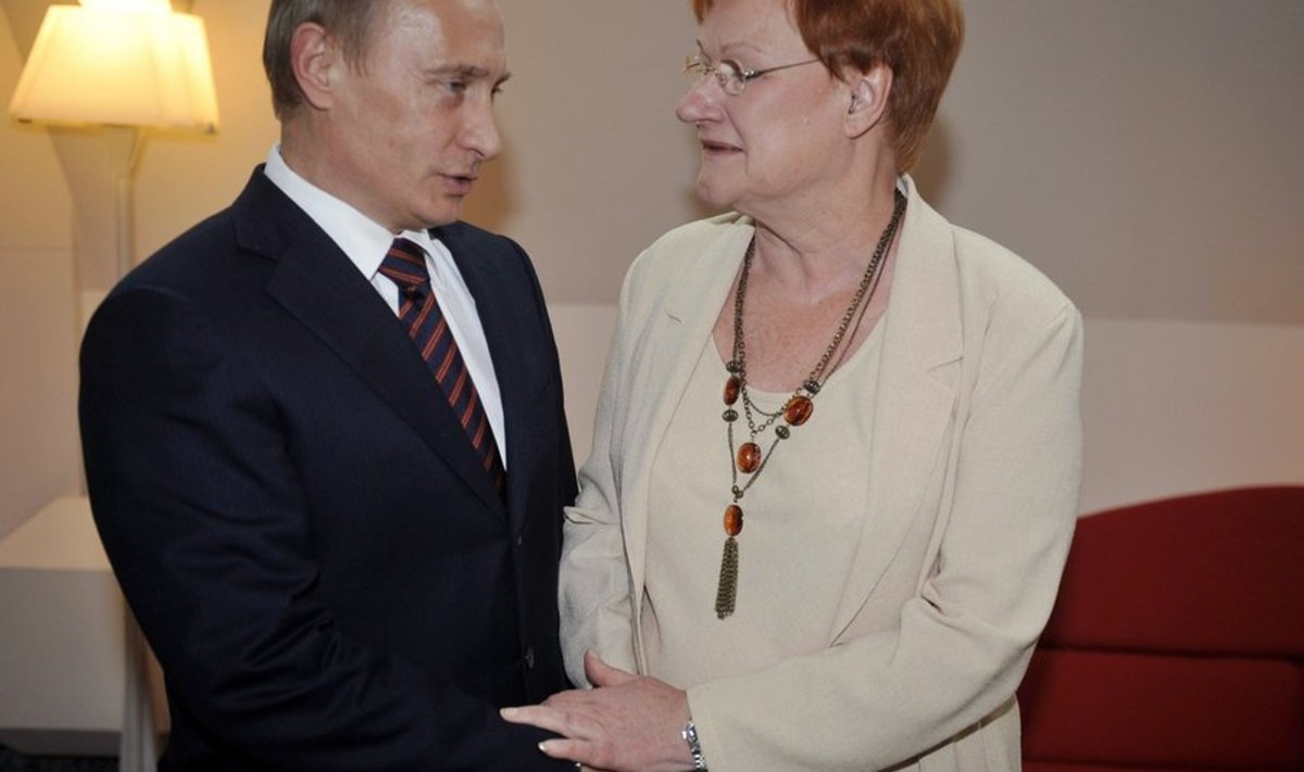 Russian Prime Minister Vladimir Putin meets Finnish President Tarja Halonen, right, at the official residence Mantyniemi in Helsinki, Finland on Wednesday June 3, 2009. Putin arrived for a one-day working visit to Finland to discuss economic cooperation, energy and transport issues, and preparation of the Copenhagen Climate Conference, with his Finnish counterpart. ( AP Photo/Lehtikuva/Jussi Nukari)*** FINLAND OUT. NO SALES. *** / SCANPIX Code: 436