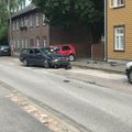 ФОТО: Мужчина на Mercedes задел два припаркованных автомобиля и сбежал