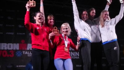 Koos Merilin Metsalu ja Ingrid Riipusega Ironman Tallinna autasustamispjedestaalil.