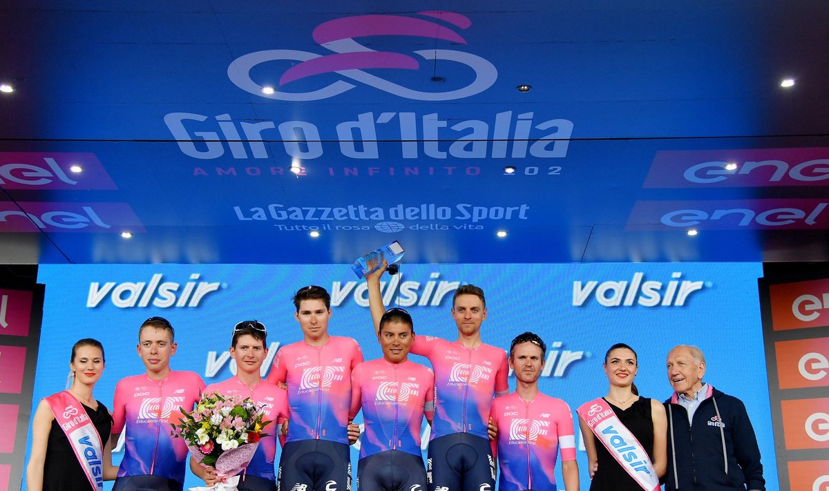 EF Education meeskond Giro etapil parima tiimina poodiumil