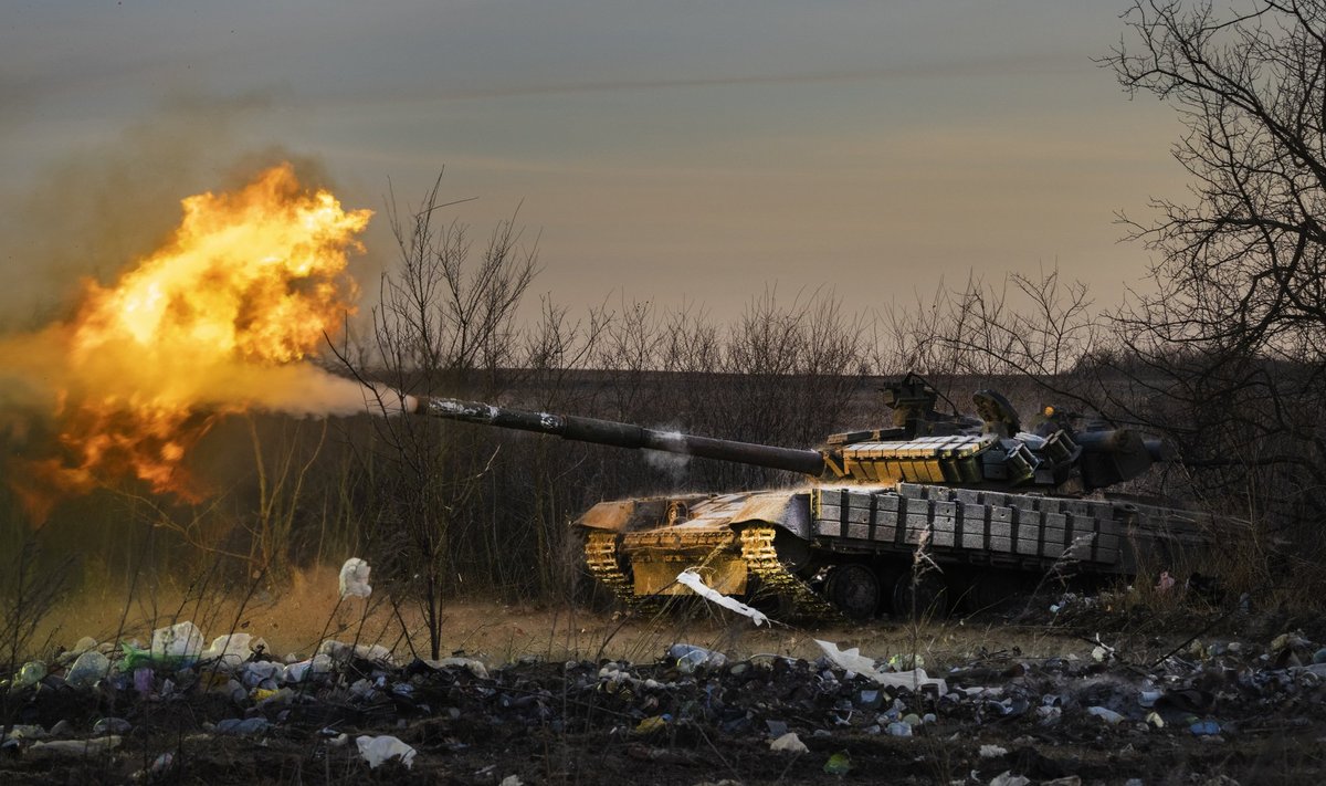 Ukraina tank tulistamas venelaste positsioonide pihta Tšassiv Jaris 29. veebruaril 2024. Palju on jutuks olnud Tšassiv Jari Vene vägede poolt „vabastamine“ 9. maiks.