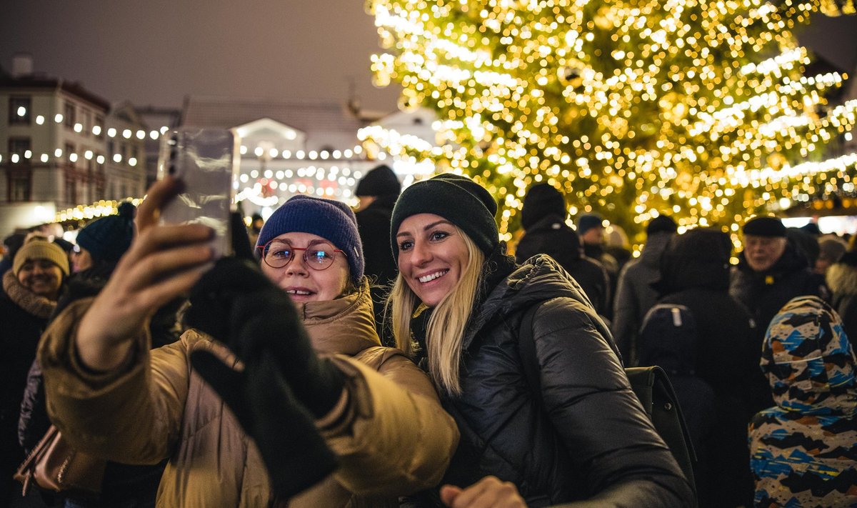Tallinna Raekoja platsil avati jõuluturg 2022.