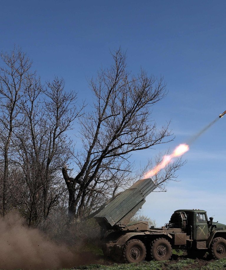 Ukraina mitmekordne raketiheitja BM-21 Grad tulistamas rindejoonel asuvate Venemaa positsioonide suunas. Foto tehtud 17. aprillil Donetskis.
