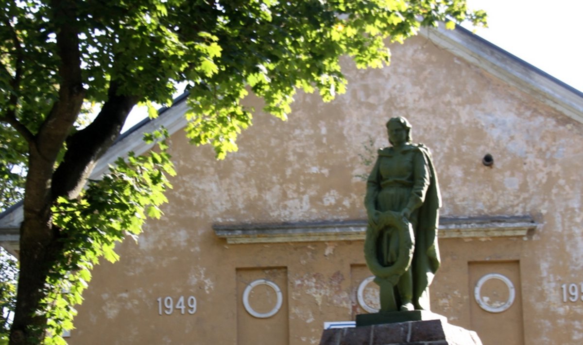 В Кохтла-Ярве завершился первый этап реставрации памятника павшим в Великой Отечественной войне